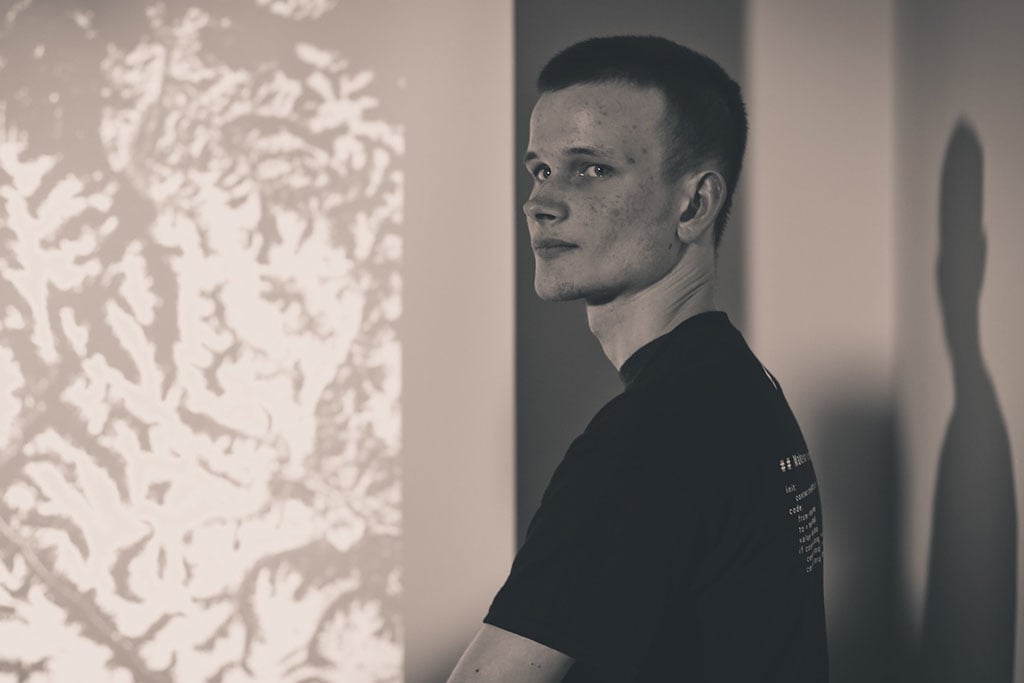 Ethereum Co-founder Vitalik Buterin Engages on Farcaster, Community Calls for Return to X