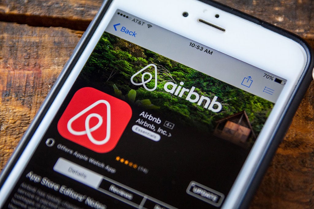 Airbnb Faces Q2 2023 Booking Shortfall in Nights and Experiences
