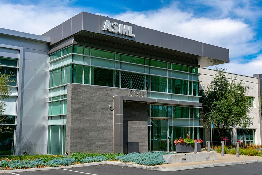 ASML Reports Strong Q3 2023 Profit but Forecasts Flat Revenue for 2024