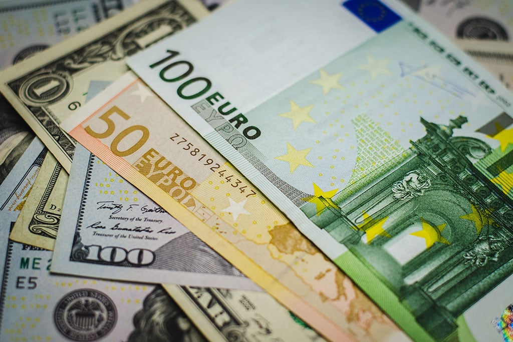 EUR/USD Pair Loses Momentum as Stronger Dollar and Economic Data Weigh In