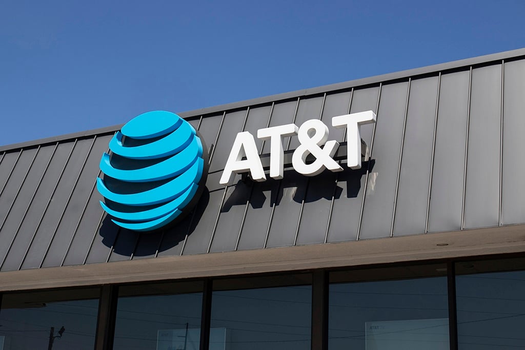 AT&T Stock Tanks 7% as Free Cashflow Tanks and Wireless Growth Slows in Q1 2023