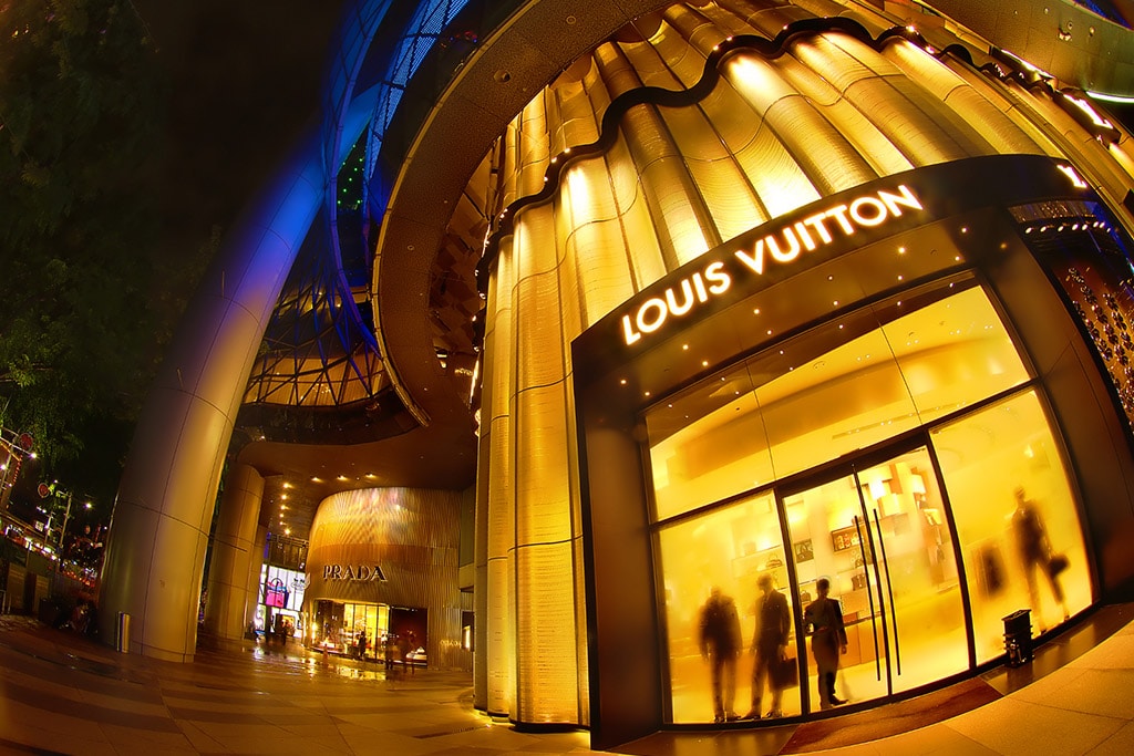 Blockchain Aura: Louis Vuitton apre alla concorrenza - The